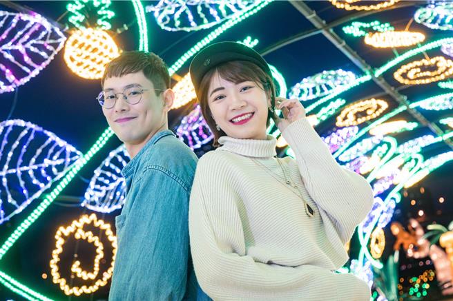 2024新北燈會開幕3天，累積參觀人次已達56萬，民政局邀請到三重永安里里長黃麗伃示範如何在燈會擺拍出美美的照片，照片一出引發眾人驚呼「超美」。（新北市民政局提供）