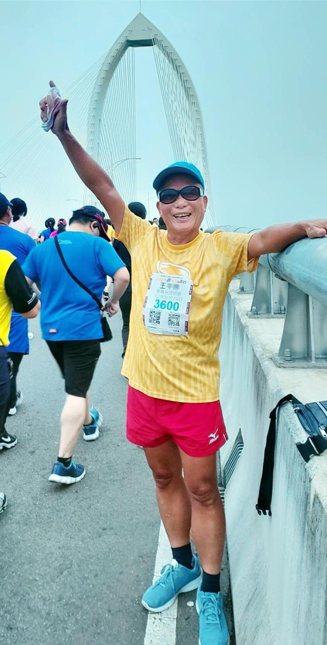 彰化县72岁王姓男子，因肝炎又罹癌，幸好23年来规律回诊，得以及早发现治疗康復，并在去年10月完成跑半马梦想。（中港澄清提供／王煌忠台中传真）