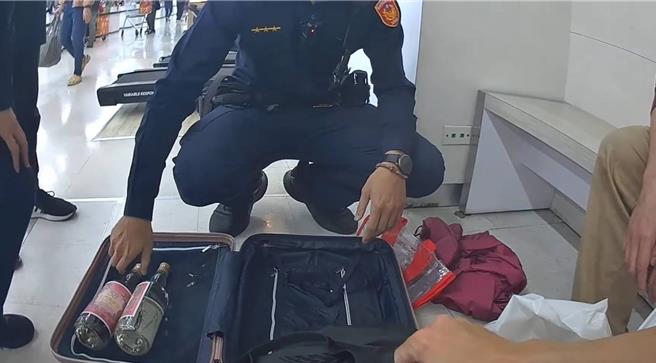 台南市郑姓窃嫌连两天光顾大型连锁量贩店，17日晚间第2天还带着前1天偷来的手提箱入内，装入偷取的2瓶高粱酒，遭警方发现。（读者提供／程炳璋台南传真）