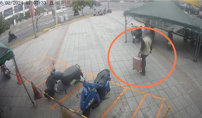 郑姓窃嫌16日清晨在大卖场偷取一只行李箱，作案后从容离开。（读者提供／程炳璋台南传真）