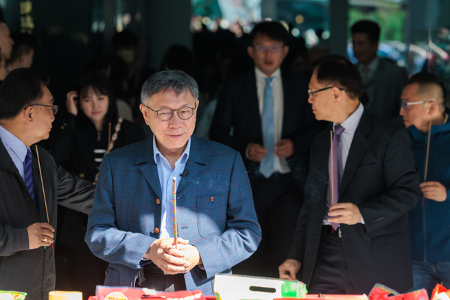 民眾黨主席柯文哲（前）。（資料照,郭吉銓攝）