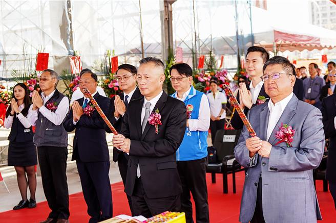 在新竹縣AI智慧園的緯創資通新建全球營運總部，19日熱鬧舉行上樑典禮，縣長楊文科（右）和緯創總經理林建勳（右二）等人上香祈求工程順利。（羅浚濱攝）