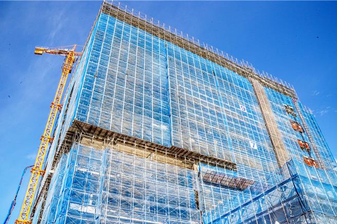 緯創資通在新竹縣AI智慧園新建全球營運總部19日上樑，預計9月正式營運。（羅浚濱攝）