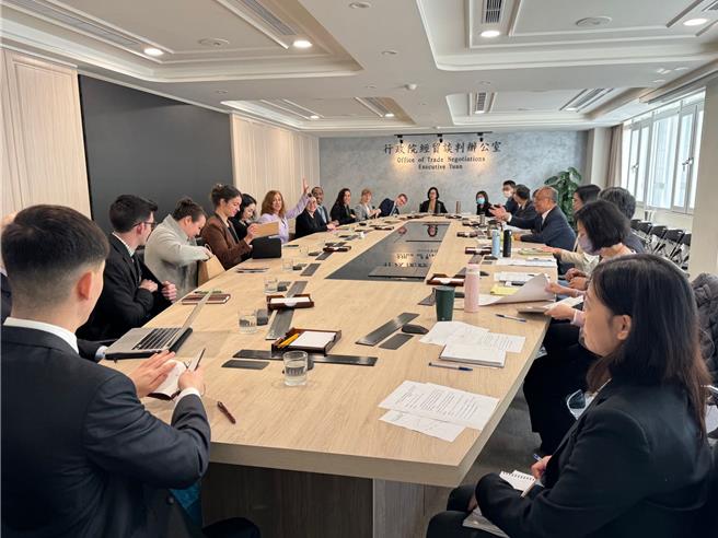 行政院经贸办今日透过脸书指出，邓振中欢迎葛来仪(Bonnie Glaser)主任及来自欧洲与美国的青年学者。（摘自经贸办脸书）