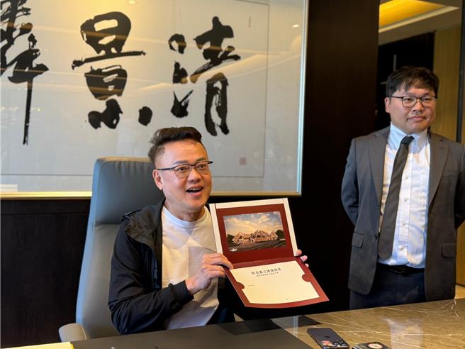 清景麟董事长林聪麟今日在律师及媒体见证之下，预先写下建筑物正确答案，并慎重封印交由律师保管以示公正，活动日期在2月24日至3月10日举行，预计3月18日公布正解。（柯宗纬摄）