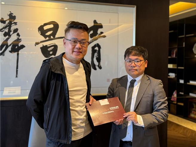 清景麟董事长林聪麟今日在律师及媒体见证之下，预先写下建筑物正确答案，并慎重封印交由律师保管以示公正，活动日期在2月24日至3月10日举行，预计3月18日公布正解。（柯宗纬摄）