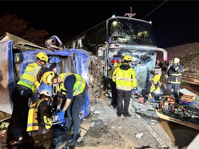 台中大甲北堤东路昨晚发生游览车遭逆向衝撞车祸。（民眾提供／陈淑娥台中传真）