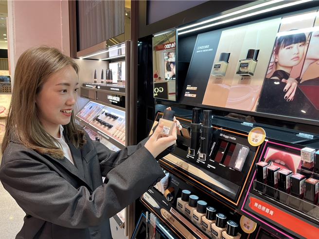Global Mall观察近期保湿型粉底液及眼影盘最热卖，年后彩妆业绩增长近1成。（Global Mall提供／朱世凯台北传真）