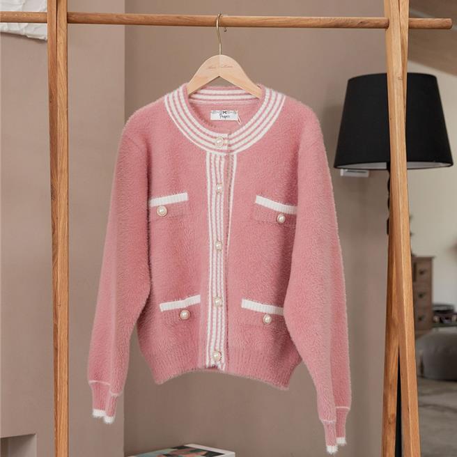 Global Mall Online推Avivi「俏皮撞色珍珠扣圆领仿貂绒外套」，原价3380元、优惠价1980元。（Global Mall提供／朱世凯台北传真）