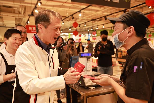 陳瑞嘉至家樂福中和店發送福袋。（新北市勞工局提供）