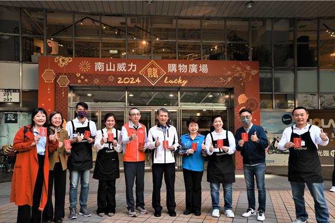 陳瑞嘉至家樂福中和店發送福袋。（新北市勞工局提供）