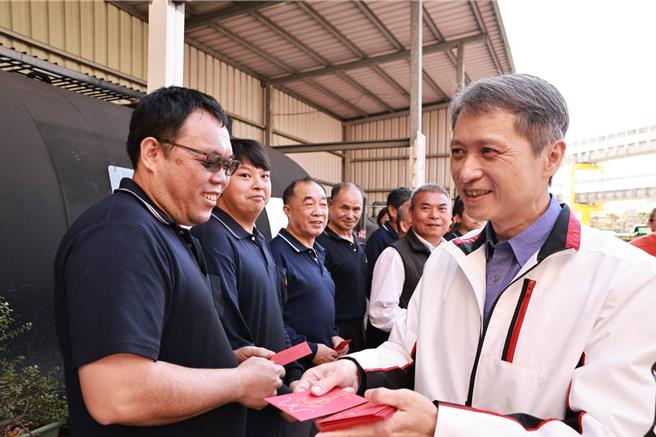 陳瑞嘉前往大都會客運中和站，關懷駕駛員的排班與休息並致贈福袋。（新北市勞工局提供）