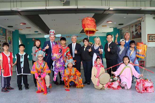 副縣長鄧桂菊與Berian Lewis伉儷跟布馬陣合影留念。（苗栗縣政府提供／李京昇苗栗傳真）