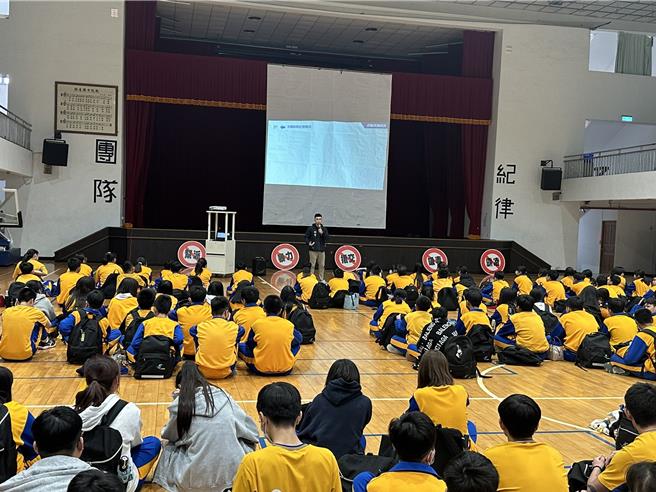 苗栗警方到校园宣导。（苗栗县警察局提供／李京升苗栗传真）