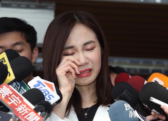 辭去民眾黨立法院黨團副主任、民眾黨發言人職務的楊寶楨不捨落淚。（劉宗龍攝）