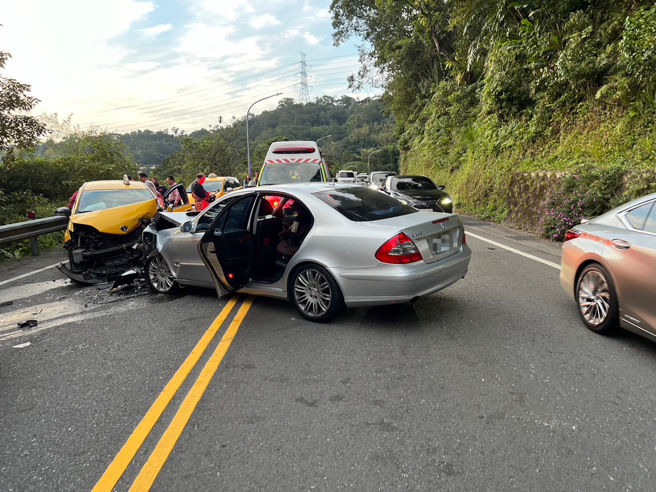 昨（18）日下午17時16分許，新北市新店區新烏路二段141-3號發生一起車禍。（圖／警方提供）