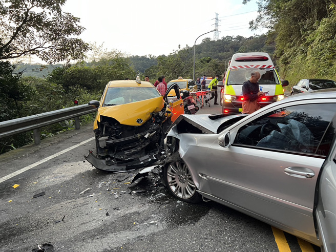 昨（18）日下午17時16分許，新北市新店區新烏路二段141-3號發生一起車禍。（圖／警方提供）