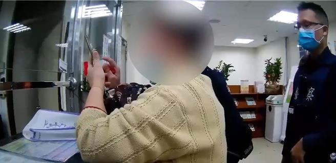 64歲余姓中國籍婦人到郵局欲匯款欲買房，幸行員與警方齊力苦勸，終於讓她驚覺是遇到詐騙。（台中市警二分局提供／馮惠宜台中傳真）