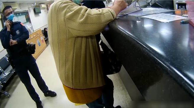 64歲余姓中國籍婦人到郵局欲匯款欲買房，幸行員與警方齊力苦勸，終於讓她驚覺是遇到詐騙。（台中市警二分局提供／馮惠宜台中傳真）