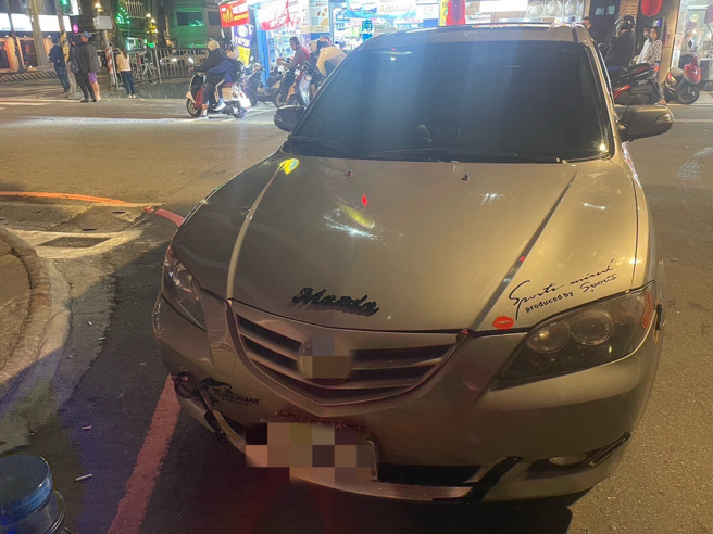 新北市1名45岁郑姓男子，由于车前大灯改装灯饰太过显眼，遭警方发现形而上前拦检，员警眼尖于郑男副驾包包查获毒品。（图／警方提供）