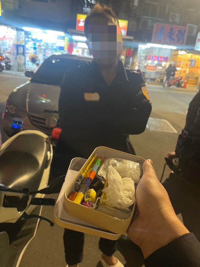 新北市1名45岁郑姓男子，由于车前大灯改装灯饰太过显眼，遭警方发现形而上前拦检，员警眼尖于郑男副驾包包查获毒品。（图／警方提供）