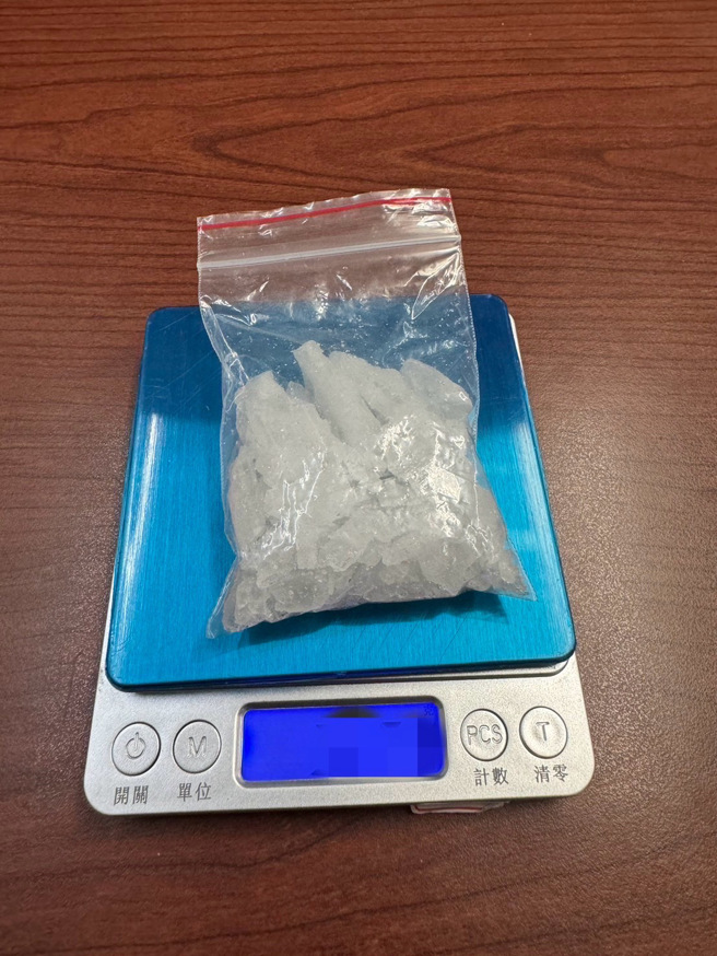 新北市1名45岁郑姓男子，由于车前大灯改装灯饰太过显眼，遭警方发现形而上前拦检，员警眼尖于郑男副驾包包查获毒品。（图／警方提供）