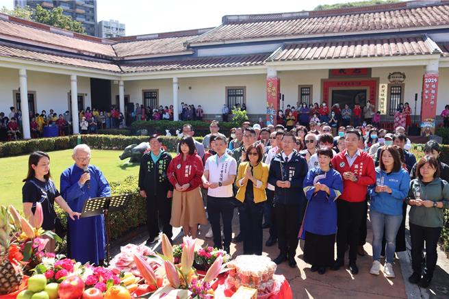 高雄市政府客家事務委員會於19日上午在新客家文化園區文物館舉行客家傳統祭儀「新春祈福」，高市府祕書長郭添貴（前中）率市府團隊、議長康裕成（前左四）等人共同引領客家鄉親遵循古禮行「三獻禮」祭拜儀式。（高雄客委會提供／林瑞益高雄傳真）