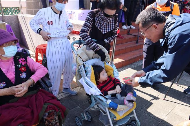 高雄市政府客家事務委員會於19日上午在新客家文化園區文物館舉行客家傳統祭儀「新春祈福」，高市府祕書長郭添貴（右）與孩童互動。（高雄客委會提供／林瑞益高雄傳真）