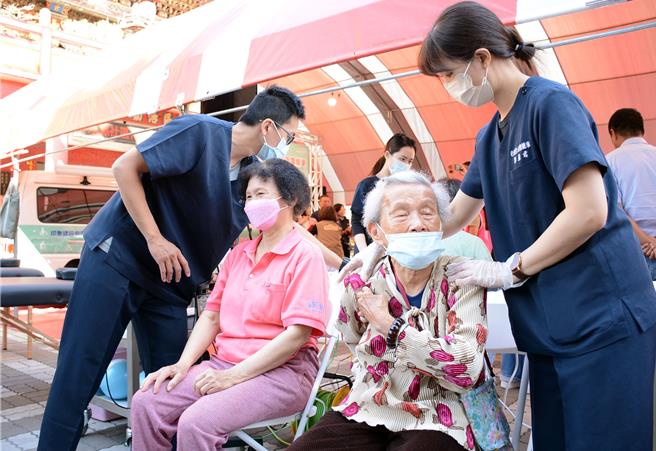 屏東縣透過行動復能車前進鄉里，為長輩身體健康把關。（林和生攝）