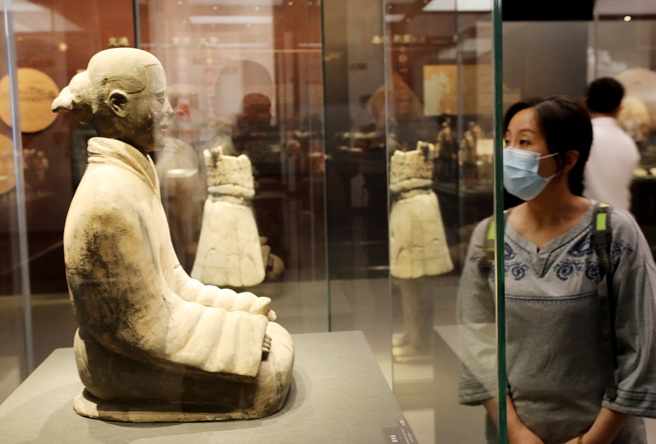 大陆歷史教授于赓哲指出，古人为了缓解跪坐导致的不适，发明了坐具「支踵」，隐藏在长袍之下。 (示意图/新华社)