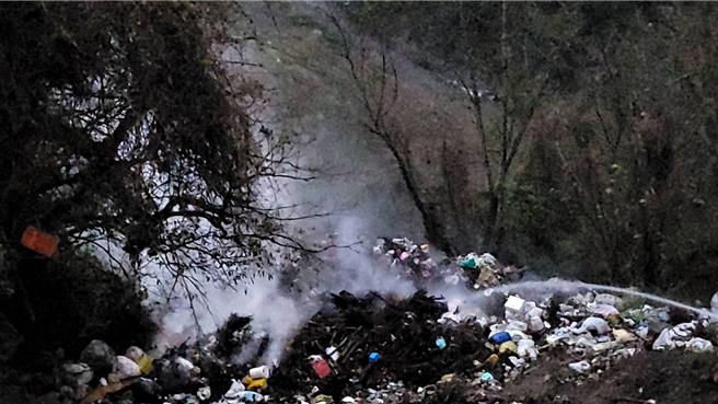 大梨山垃圾瀑布春節延燒10天，消防人員疲於奔命才撲滅。（民眾提供）