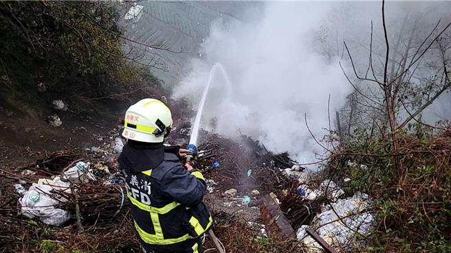 大梨山垃圾瀑布春節延燒10天，消防人員疲於奔命才撲滅。（民眾提供）