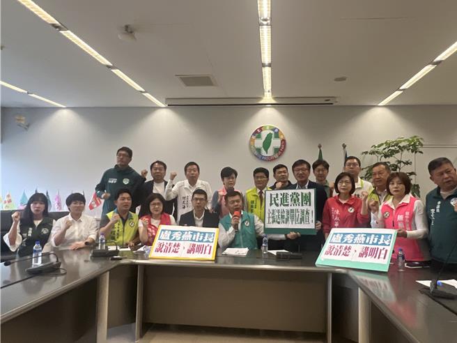 民進黨台中市議會黨團19日要求衛生局長說明台糖豬肉驗出瘦肉精事件，並要求衛生局主動將該案送檢調調查。（林欣儀攝）