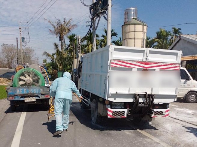 屏東縣動物防疫所前往鹽埔鄉一土雞場進行撲殺作業。（屏縣府提供）