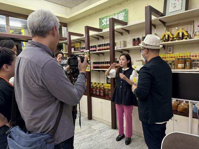 日本东京电视台拍摄团队前进产地取景（图片来源：高雄市农业局提供）
