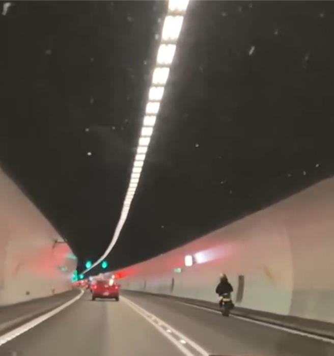 有网友今（19日）下午4时许在国道5号南向14.8KM路段、雪山隧道入口处发现1辆机车行驶在国道上。（民眾提供／吴佩蓉宜兰传真）