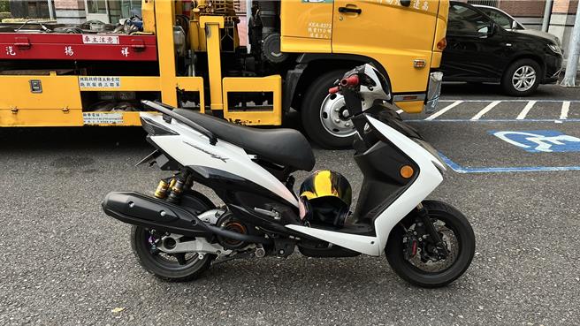 将该车拖吊离开高速公路。（国道警察第九大队提供／吴佩蓉宜兰传真）