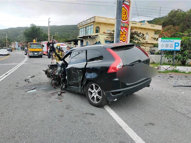 台9線422.1公里路段今午發生自撞車禍，猛烈力道造成車頭損毀，駕駛及乘客共2人受傷。（大武警察分局提供／蕭嘉蕙台東傳真）