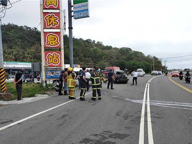 許姓男子今午駕駛黑色休旅車行經台9線422.1公里處時，無故自撞路旁超商廣告立柱。（大武警察分局提供／蕭嘉蕙台東傳真）