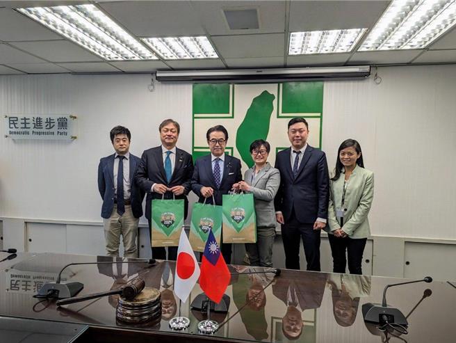 日本自民党参议员北村经夫、堀井巖今日拜会民进党。（民进党提供）