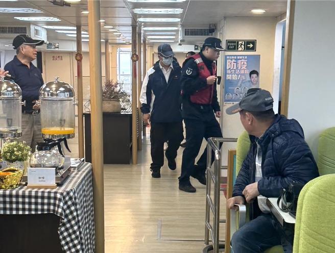 福建海警局强制登船临检约30分。（民眾提供）