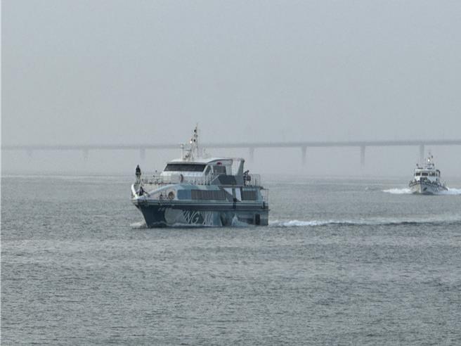 金门海巡队获报则立刻派遣2艇前往护航「初日号」，于下午5时许返抵金门。（于家麒摄）