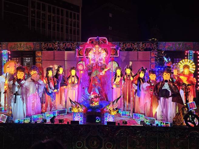 北市「眾神花灯」网讥笑很阴森。(游定刚拍摄)