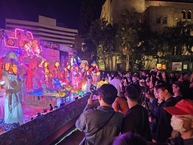 北市「眾神花灯」爆红，首周末民眾抢拍。(游定刚拍摄)