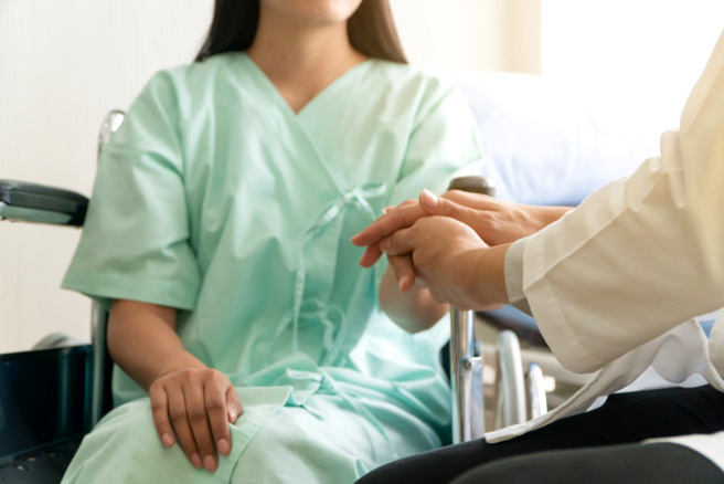 新加坡29岁女性癌末患者Michelle Ng临终前，于2023年底举办「活人葬礼」与亲友道别，她认为死亡不应该是令人恐惧的事。（示意图：shutterstock／达志）