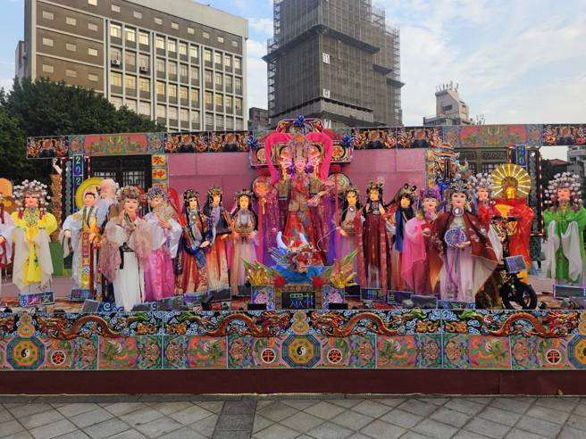 北市「眾神花灯」白天景。(游定刚拍摄)