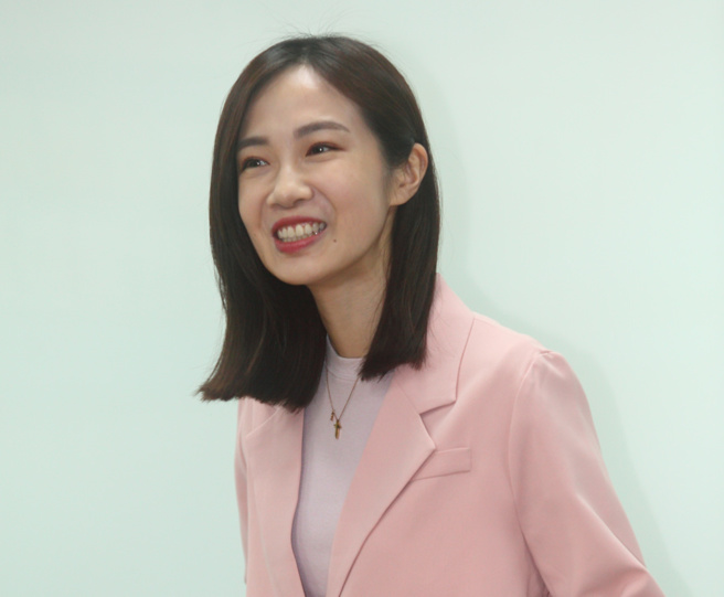 杨宝桢宣布辞去民眾党立法院党团副主任及民眾党发言人2职务，在媒体镜头前不舍落泪。（刘宗龙摄）