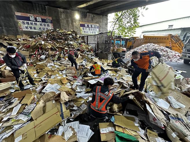 一位新北高工陈姓学生做纸类回收时不慎将皮夹一同「回收」，经10名队员一番努力持续翻找30分钟终于寻获。（新北市环保局提供／刘玮晴新北传真）