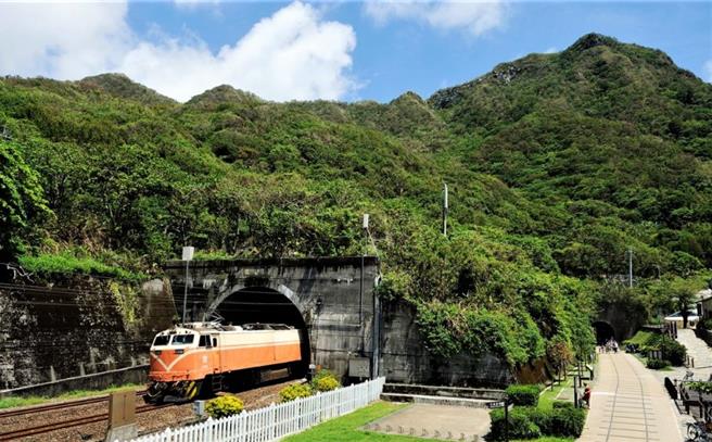 搭乘台鐵或台灣好行入住環保住房專案，並選擇不提供備品可享房費折扣500元優惠。（東北角暨宜蘭海岸國家風景區提供）