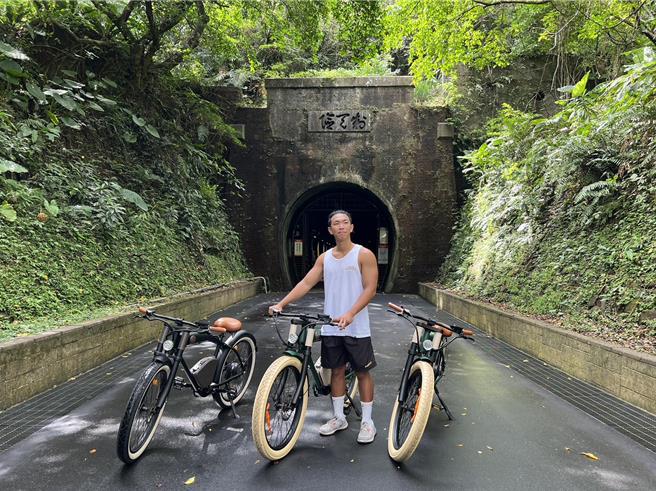 福容福隆提供腳踏車，方便旅客租借，可騎鐵馬前往舊草嶺隧道及周邊景點進行低碳旅遊。（福容大飯店提供）